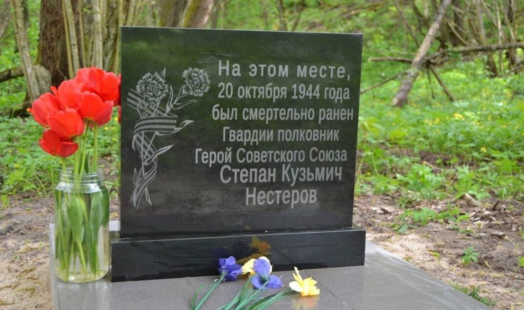 Будучи человеком памятным. Могилы героев советского Союза. Памятный знак.